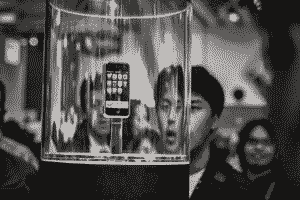 Pocket computer, smartphone, iphone, young man, face, astonishment, glass, container.